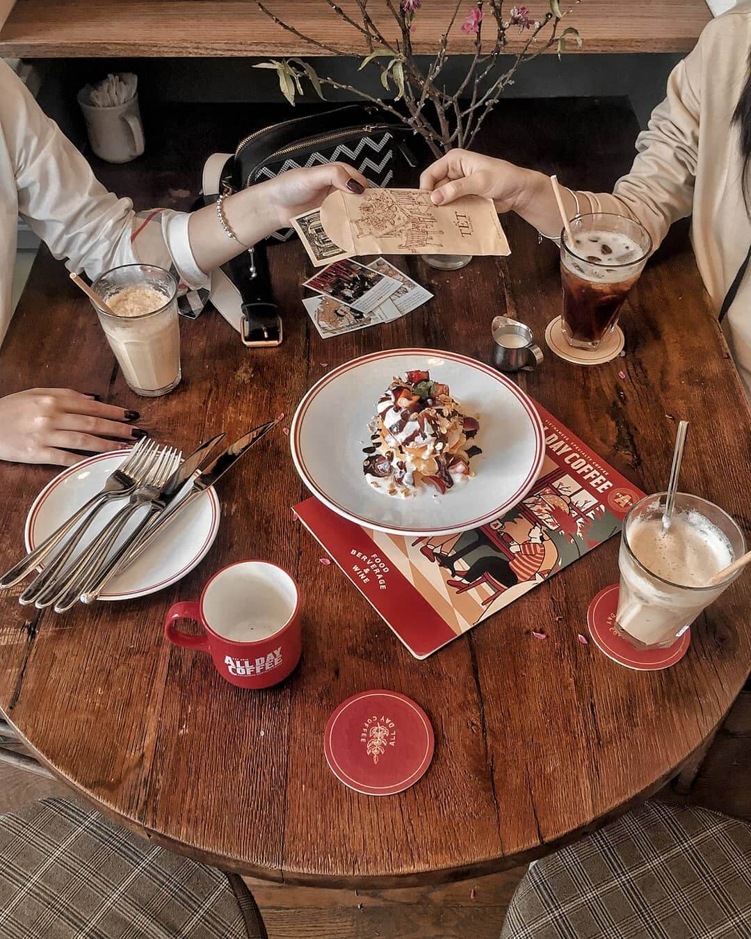 Đế lót ly giấy in logo trang trí bàn cho All Day Coffee Hà Nội